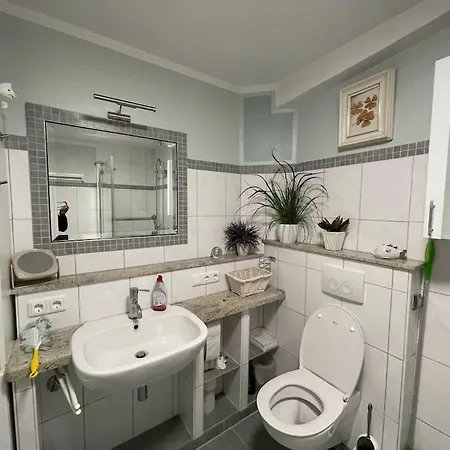 Elegant Haven, Centrally Located In Apartment *